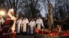 Митрополит Епифаний, предстоятель Украинской православной церкви, проводит богослужение у монумента жертвам Голодомора, Киев, 28 ноября 2020 г.