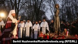 Митрополит Епифаний, предстоятель Украинской православной церкви, проводит богослужение у монумента жертвам Голодомора, Киев, 28 ноября 2020 года.