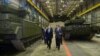 Президент России Владимир Путин на Уралвагонзаводе, где производят танк Т-14 "Армата"