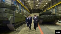 Президент России Владимир Путин на Уралвагонзаводе, где производят танк Т-14 "Армата"
