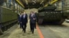 Президент Росії Володимир Путін (ліворуч) слухає тодішнього керівника Уральського конструкторського бюро транспортного машинобудування Андрія Терлікова на заводі «Уралвагонзавод» в місті Нижній Тагіл, 25 листопада 2015 року