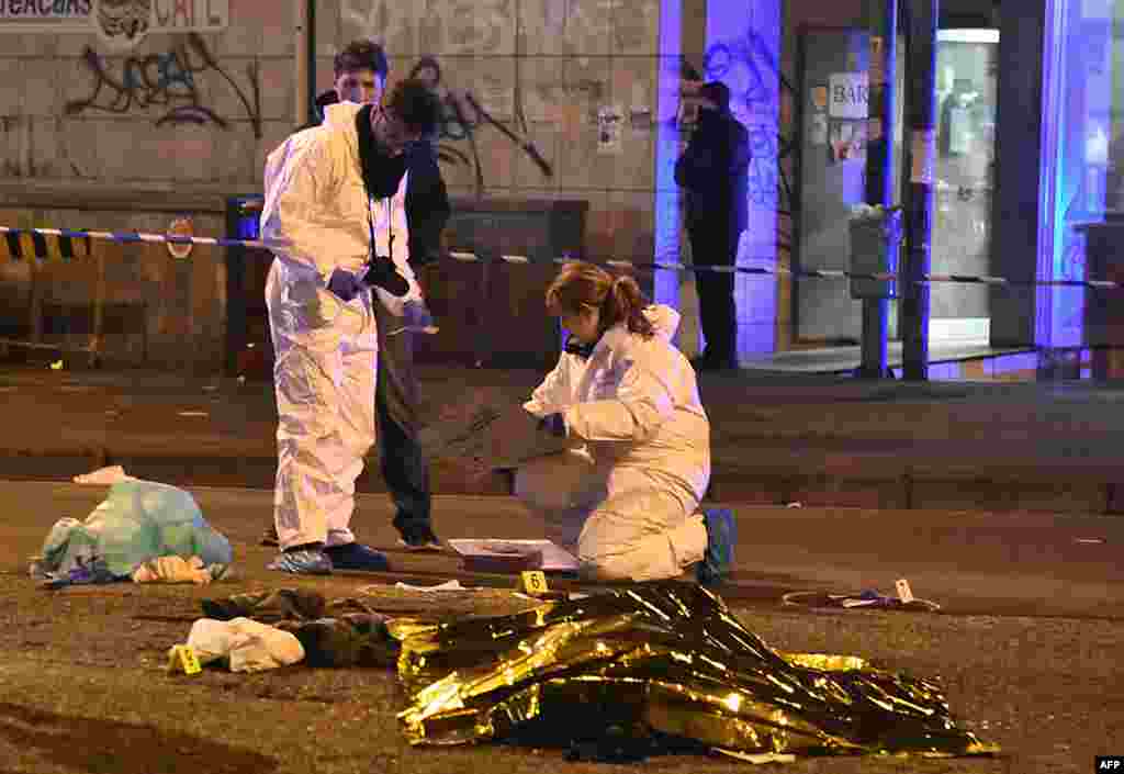 Итальянские полицейские и эксперты осматривают тело убитого в перестрелке предполагаемого исполнителя теракта в Берлине Аниса Амри. Милан, 23 декабря 2016 года.