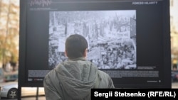 До 30-ї річниці Оксамитової революції на Вацлавській площі у Празі відкрили виставку «В тіні нормалізації, 69–89»