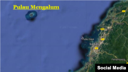 Anija lundronte për në ishullin e popullarizuar turistik Pulau Mengalum