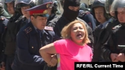 Эпизод задержания участницы акции протеста в Алматы, 21 мая 2016