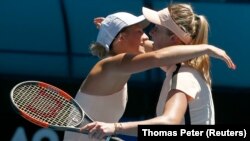 Українки Марта Костюк (ліворуч) та Еліна Світоліна (праворуч) на Australian Open у 2018 році