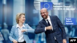 Ursula Von Der Leyen (stânga) și Charles Michel (dreapta) 