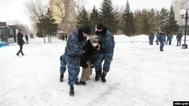 Задержания граждан перед предполагаемым митингом на фоне заявлений активистов о недоверии официальной версии смерти гражданского активиста Дулата Агадила в стенах столичного СИЗО. Нур-Султан, 27 февраля 2020 года.