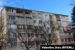 „Îi dă la unul scaunul, el șede și-și hrănește neamurile și pe dânsul, și-și face acareturi și case, și casteluri, și kvartiri (apartamente). Și gata!”