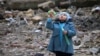 Сирийская девочка среди развалин пускает мыльные пузыри, январь 2017, юг Сирии