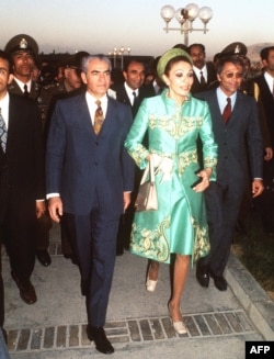 Shah Mohammed Reza Palhavi və həyat yoldaşı kraliça Farah Diba İran monarxiyasının 2500 illiyini qeyd etmək üçün Persepolisə gəlir. Oktyabr, 1971. / AFP PHOTO / STF