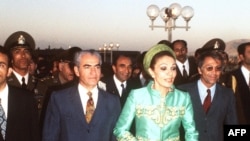 Photo dated October 1971 of Shah Mohammed Reza Palhavi and his wife, Queen Farah Diba, arriving at a commemoration of the 2500th anniversary of the Persian monarchy in Persepolis. / AFP PHOTO / STF