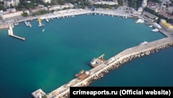 Вид на Ялтинський порт