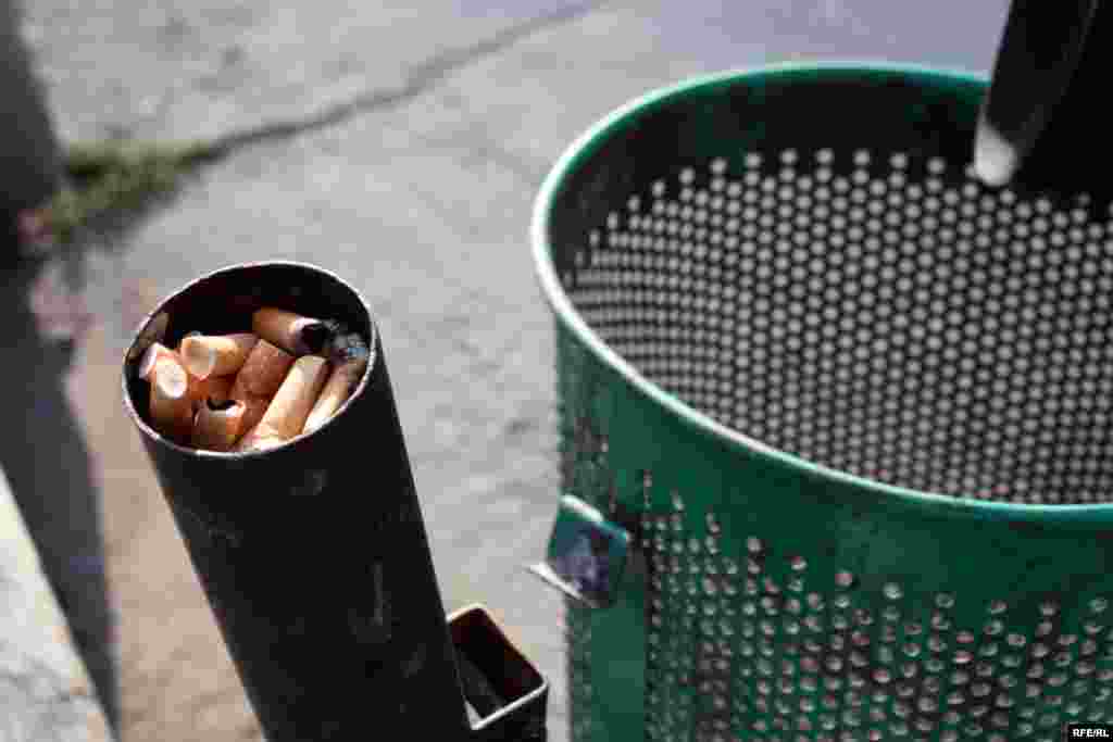 Ако „заборавите каде е пепелникот“ ќе „изгубите“ 3000 денари, информираат од Владата. Сепак, се поставува прашањето, каде е пепелникот? 