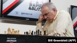 Garry Kasparov gjatë lojës kundër fitueesit të turneut, Levon Aronian