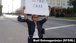 Жительница города Семей Кенжегайша Рахимбаева на одном из предыдущих пикетов в Астане. Астана, 22 августа 2016 года.