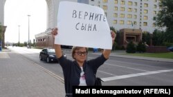 Сот шешіміне наразы Кенжеғайша Рақымбаева Министрліктер үйі алдында өзін шынжырмен байлап тұр. Астана, 22 тамыз 2016 жыл.