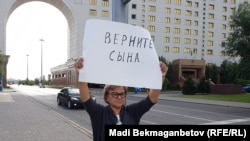Жительница Семея Кенжегайша Рахимбаева, прикованная цепью к столбу около Дома министерств в Астане.