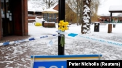 Flori în apropiere de locul unde au fost găsiți fostul agent dublu rus Serghei Skipal și fiica acestui, Salisbury, Marea Britanie, 19 martie 2018