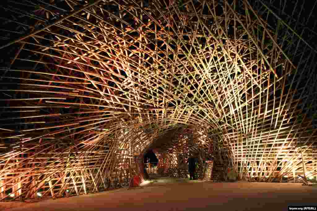 Заходя на Epizode, нужно пройти через туннель из бамбуковых конструкций 
