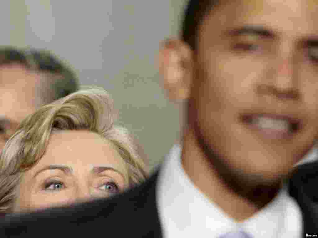 Senator Barack Obama (D-IL) (R) stands in front of Senator Hillary Clinton (D-NY) as they arrive for U.S. President George W. Bush's annual State of the Union speech to a joint session of Congress at the U.S. Capitol in Washington January 23, 2007. REUTERS/Larry Downing