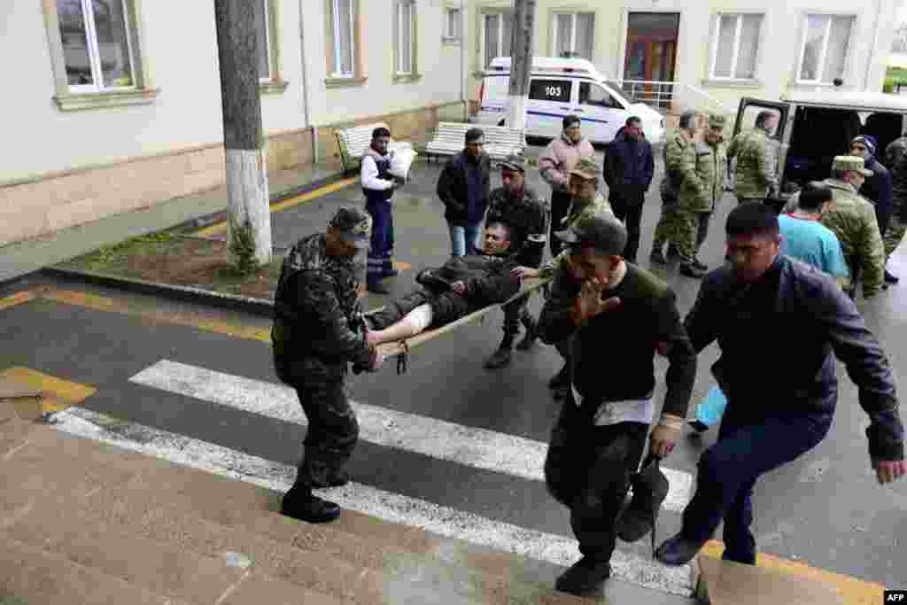Азербайджанские военнослужащие несут своего раненого сослуживца в госпиталь в селении Тертер, 3 апреля&nbsp; &nbsp;