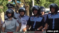 Полицейские в Ереване на месте акции протеста против повышения тарифов на электроэнергию. 26 июня 2015 года.