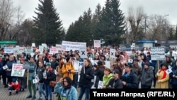 Участники митинга "За чистое небо" в Красноярске