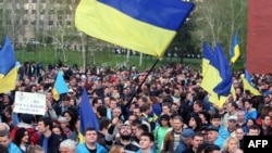 Иллюстративное фото. Проукраинский митинг в Донецке. Апрель 2014 года