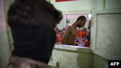 Зиндони аъзои боздоштшудаи ДОИШ дар Сурия. Акс аз соли 2019