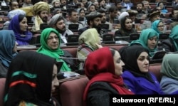 Депутаты парламента Афганистана слушают выступление президента Хамида Карзая. Кабул, 6 марта 2013 года.