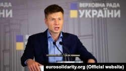 Ukrainian parliament deputy Oleksiy Honcharenko said the recent Russian strikes on Kyiv bridges, power infrastructure, and other vital targets show Ukraine is "approaching a huge problem."