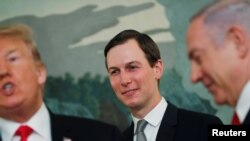 Jared Kushner (ortada), Donald Trump (solda) və İsrailin Baş naziri Benjamin Netanyahu