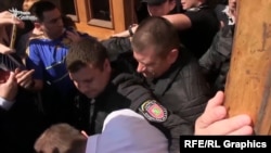 Харківські муніципали неодноразово блокували будівлю міськради, не пускаючи туди активістів