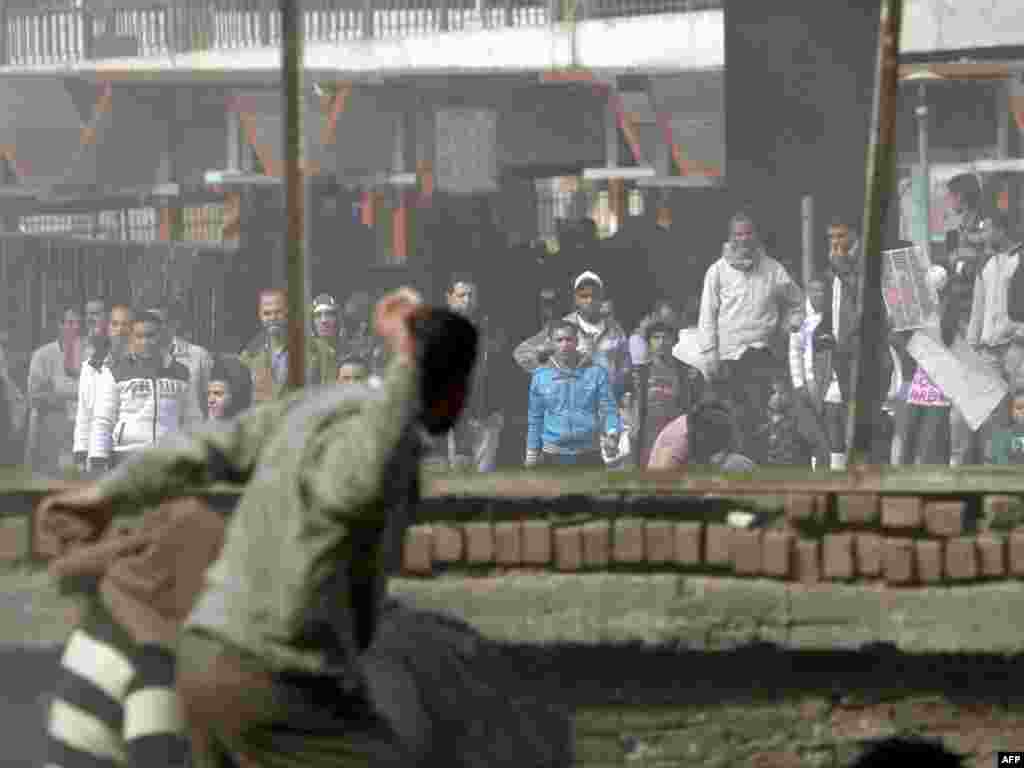 Mübarəkin əleydarları prezidentin tərəfdarlarını daşa basır, 3 fevral 2011