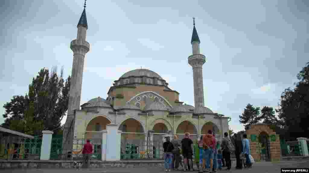 Kezlev, Cuma Cami. Bu bina 450 yıl evel I Devlet Geray saltanatı sürgende quruldı. Ondan son cami bir qaç kere deñiştirile ve tamirlene edi. Sovet devrinde cami, müzey ve mimarlıq abidesi edi, 1990-ıncı yılları ise onı müminler içün kene açtılar