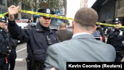 Полицейское оцепление у офиса CNN в Нью-Йорке, 24 октября 2018 года.
