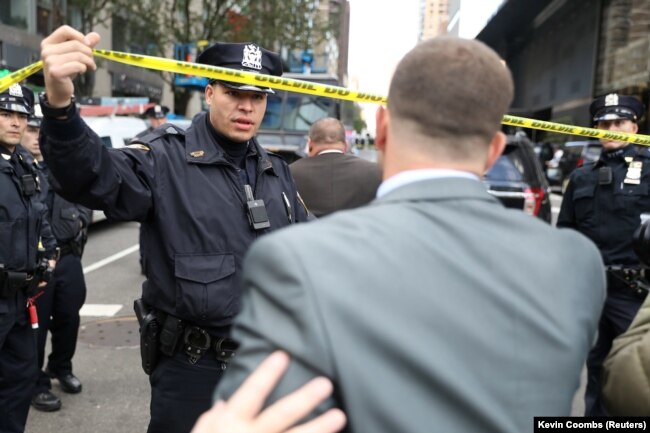 Policia ka rrethuar vendin ku gjendet CNN në Nju Jork, pasi një pako e dyshimtë është gjetur në ndërtesë.