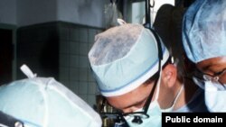 Кардиохирурги выполняют замену митрального клапана. Такая операция стала уже обыденной. Военно-медицинский центр в Колорадо.