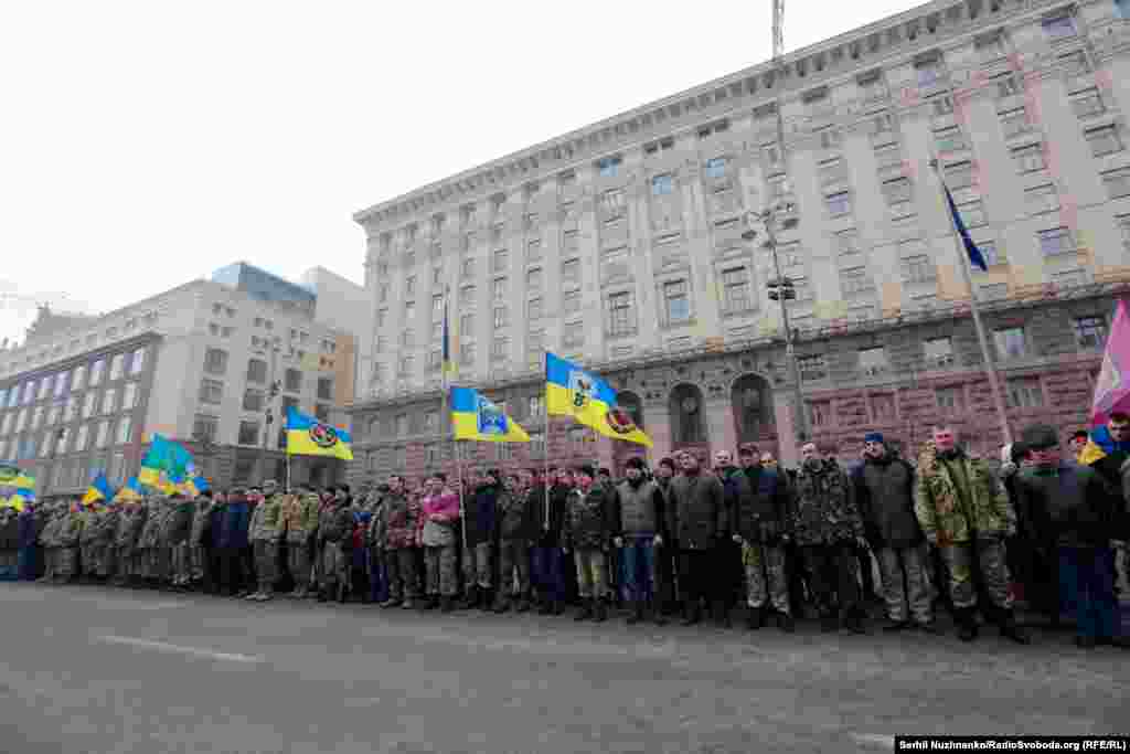 На центральній вулиці Києва зібралися ветерани бойових дій на сході України, учасники оборони Дебальцевського плацдарму, щоб маршем вшанувати другу річницю боїв за Дебальцеве