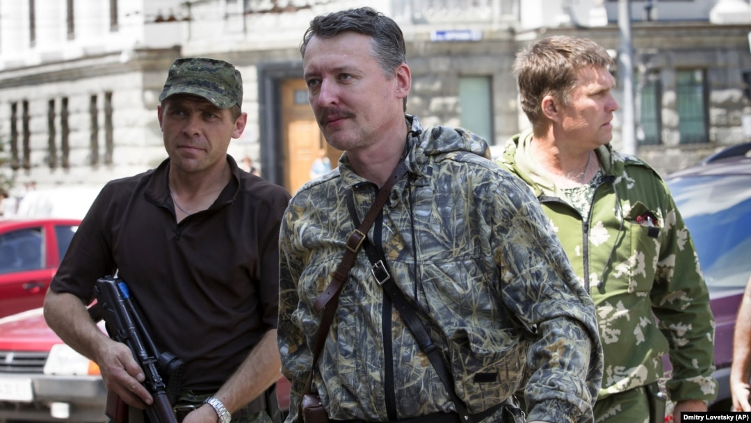 Ігор Гіркін (у центрі) у окупованому Донецьку, 11 липня 2014 року
