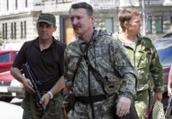 Игорь Гиркин (в центре) в Донецке, 11 июля 2014 года