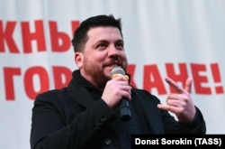 Șeful de cabinet al lui Alexei Navalnîi, Leonid Volkov, la o manifestație care a avut loc la Ecaterinburg, în aprilie 2018. Demonstranții protestau contra deciziei guvernatorului regiunii Sverdlovsk de a anula alegerea primarilor prin vot direct