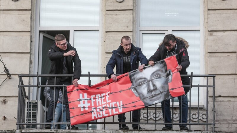 Станислав Асеев снял баннер #FreeAseyev с балкона редакции издания «Український тиждень» (+фото)
