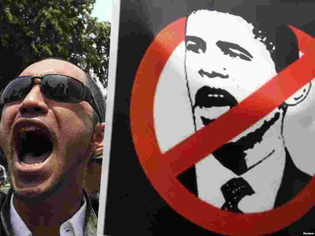Një protestues shpreh pakënaqësinë ndaj vizitës së presidentit amerikan, Barak Obama, në Indonezi...