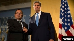 Եգիպտոս - ԱՄՆ-ի պետքարտուղար Ջոն Քերրին և Եգիպտոսի արտգործնախարար Նաբիլ Ֆահմին Կահիրեում համատեղ ասուլիսի ժամանակ, 3-ը նոյեմբերի, 2013թ․
