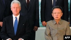 Bill Clinton și Kim Jong Il la Fenian