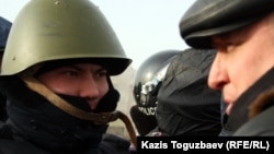 Тіркелмеген "Алға" партиясының жетекшісі Владимир Козлов (оң жақта) полицеймен сөйлесіп тұр. Ақтау, 21 желтоқсан 2011 жыл.