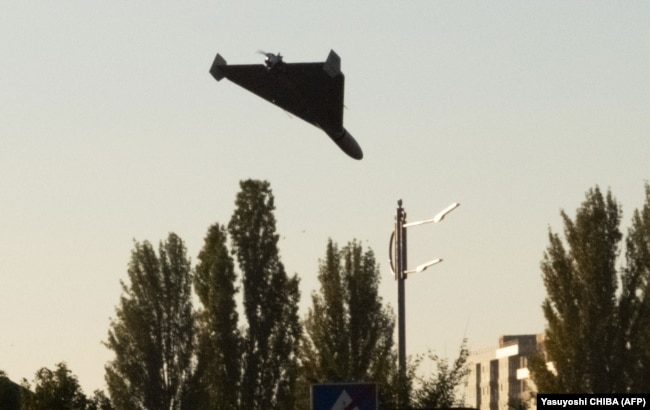 Полет российского беспилотника-камикадзе иранского производства во время атаки на столицу Украины. Киев, 17 октября 2022 года