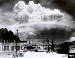 Японія – вигляд на грибоподібну хмару, сфотографовано із землі під час атомного бомбардування Нагасакі 9 серпня 1945 року